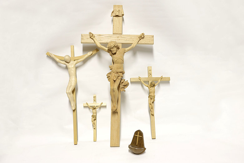 Kruzifix geschnitzt, verschiedene Größen, Weihbrunnen
